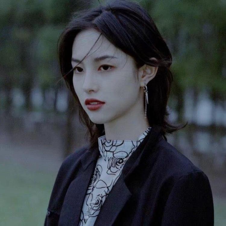 西装革履女生头像