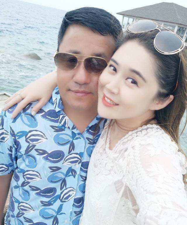 乡爱长贵妻子罕露面督导新工作室装修显气派身上名包抢镜