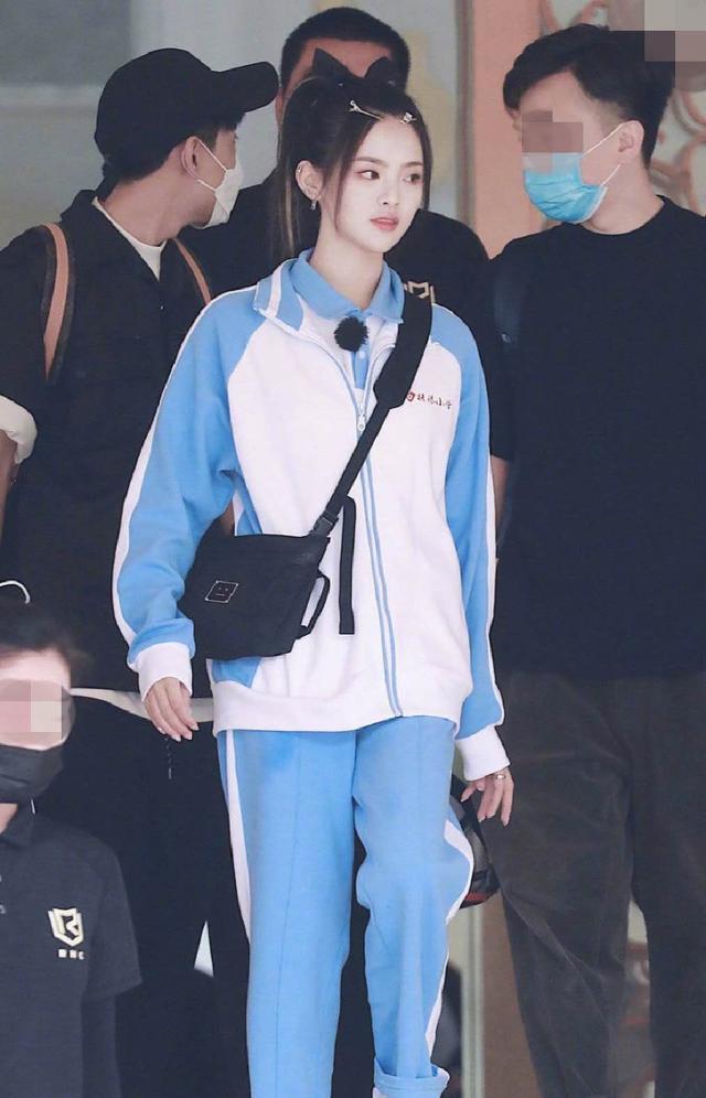 杨超越穿蓝白校服现身青春洋溢分外养眼衣服上的字是怎么回事