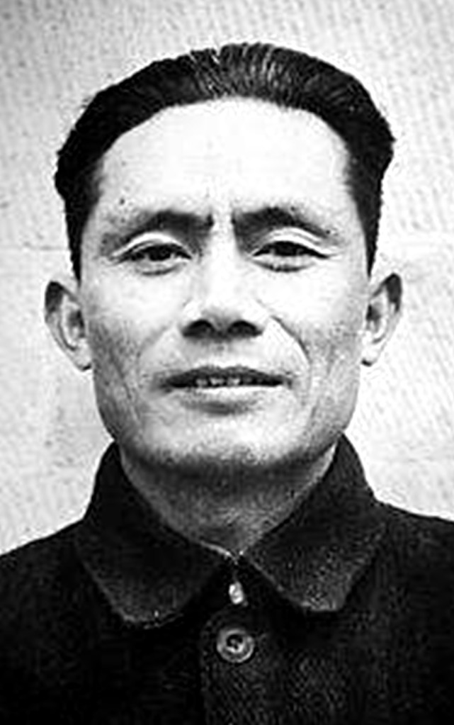 1925年,19岁的邓发参加了著名的省港大罢工,他在这次罢工中担任工人