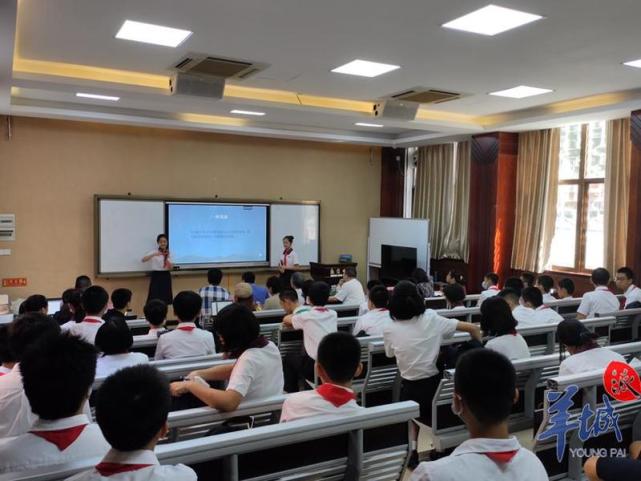 中学"初中拔尖创新人才基础课程实验班"成果汇报会上,60多名初一同学