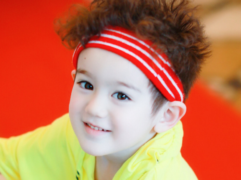 有种"整容"叫周嘉诚长大了,利落短发五官精致,混血儿基因真好!