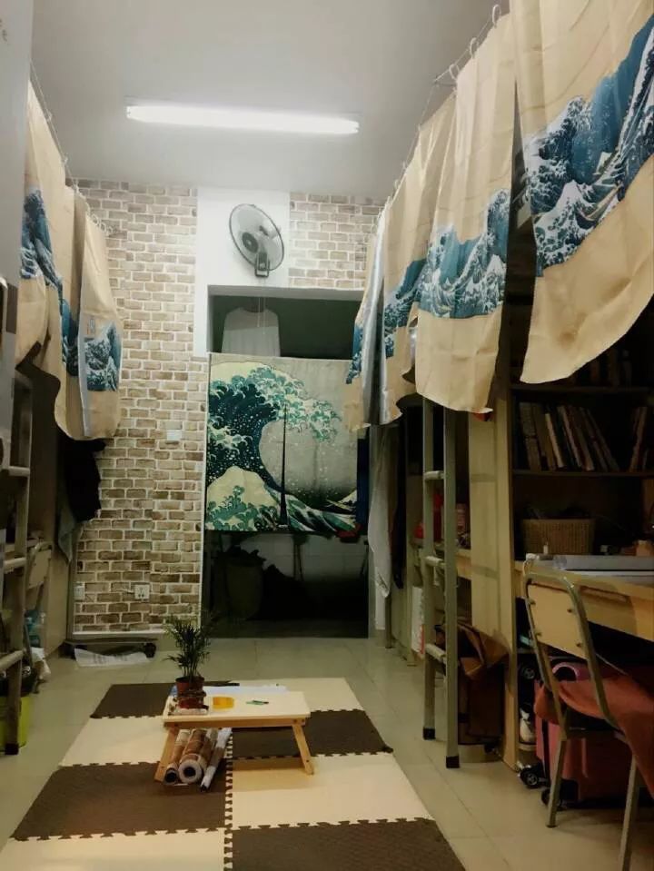 宿舍为标准的4人间,每个床位配有书架,衣柜,电脑桌,内有独立卫浴间