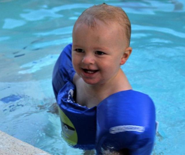 孩子|美护士妈妈呼吁疫情期的婴儿保护，自家孩子曾从狗门钻出溺死水中