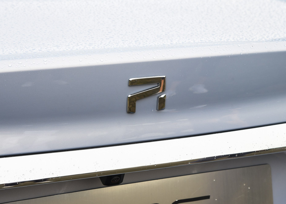 荣威新轿车亮相新车标中英结合内饰不输特斯拉