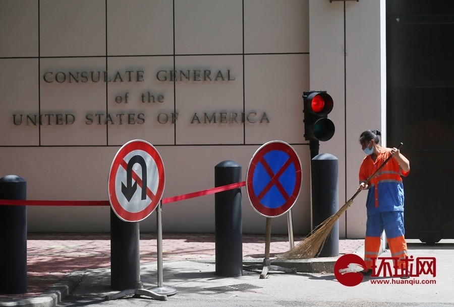 美国驻成都总领事馆|美驻成都总领事馆关闭前24小时：领馆工作人员检查大门前徽标和门锁