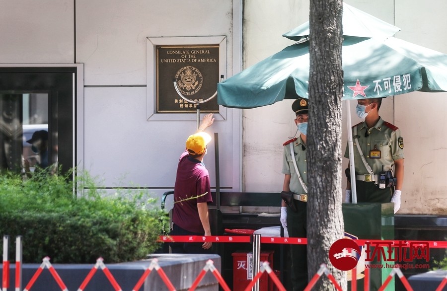 美国驻成都总领事馆|美驻成都总领事馆关闭前24小时：领馆工作人员检查大门前徽标和门锁