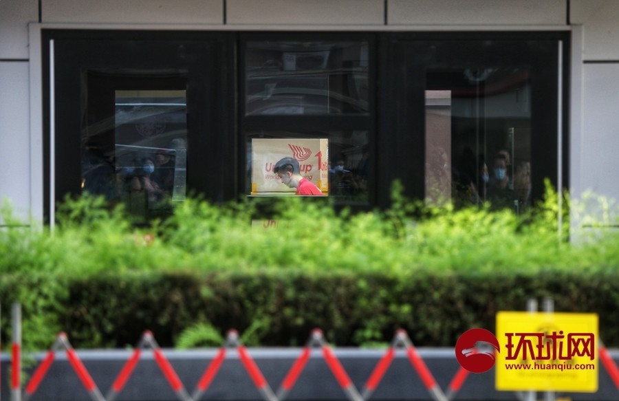 美国驻成都总领事馆|美驻成都总领事馆关闭前24小时：领馆工作人员检查大门前徽标和门锁