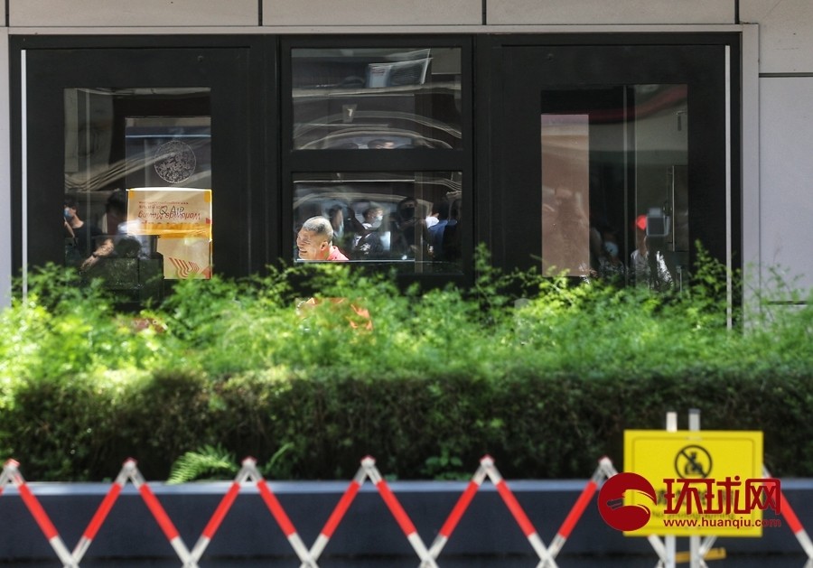 美国驻成都总领事馆|美驻成都总领事馆关闭前24小时：领馆工作人员检查大门前徽标和门锁