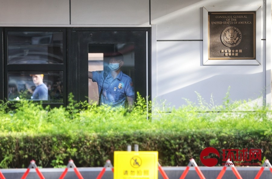 美国驻成都总领事馆|美驻成都总领事馆关闭前24小时：领馆工作人员检查大门前徽标和门锁