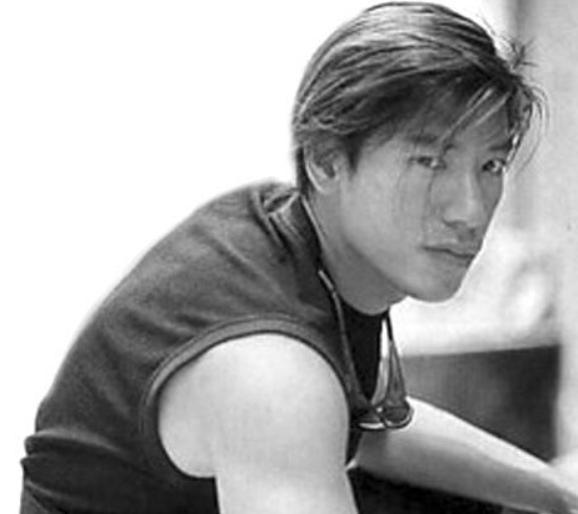 唏嘘57岁乌鸦张耀扬昔日的大反派如今出行靠轮椅