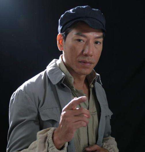 但是时间久了,孙耀扬当年拍戏留下的腰伤到现在都恢复不了,平日里也都