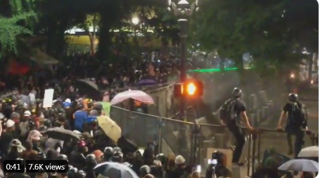 波特兰|“就像战场！”美国波特兰市骚乱升级，投掷物、催泪弹乱飞