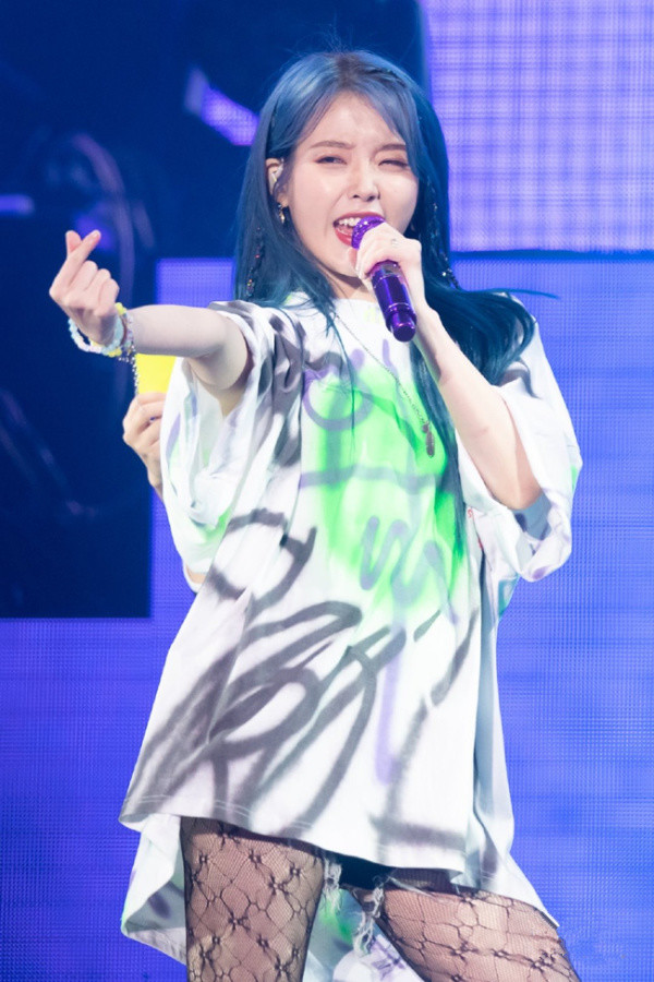 有一种清纯叫iu穿"黑透袜",薄到只有一层阴影,哪知巨显腿肉