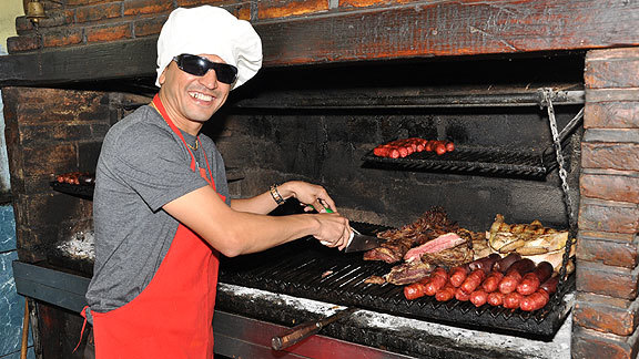 里奥内格罗省|数名男子聚餐喝到兴头竟拔枪互射，导致3人死亡