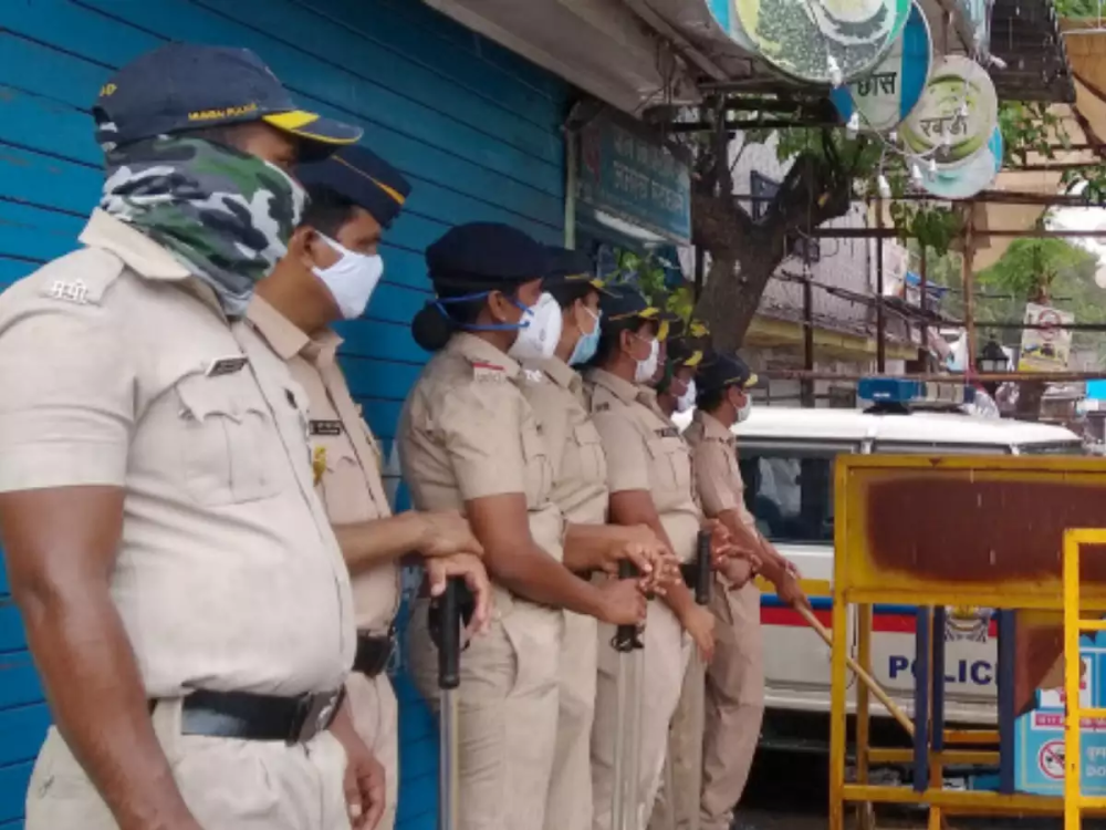 印度新德里|男子抓起一岁女儿当武器殴打妻子，不料妻子没事女儿却惨死