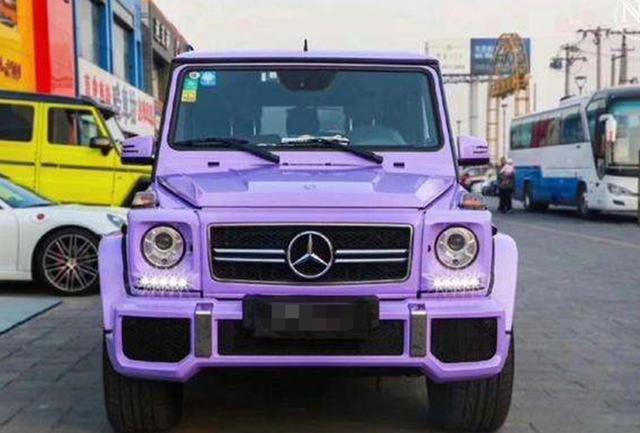 安徽一辆"b"字标奔驰火了,车身写了两行字,路人看完羡慕不已