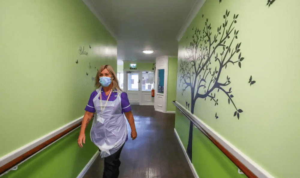 伊恩·米勒|英国百岁老人因疫情隔窗和儿子偷偷握手：这可能是最后一次见你了