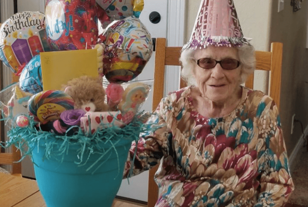 伊恩·米勒|英国百岁老人因疫情隔窗和儿子偷偷握手：这可能是最后一次见你了