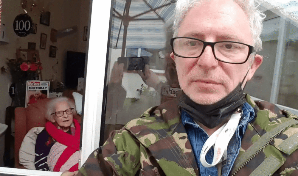 伊恩·米勒|英国百岁老人因疫情隔窗和儿子偷偷握手：这可能是最后一次见你了