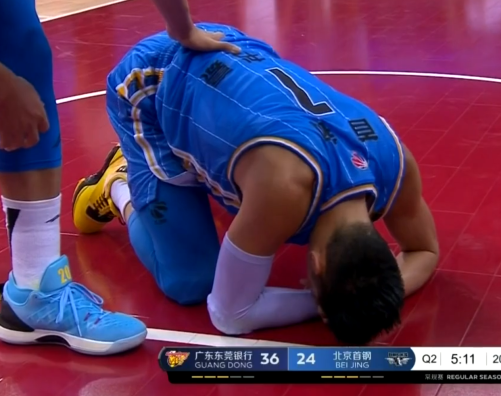 赵睿球迷与书豪球迷打嘴仗网友晒出赵睿垫脚抬肘瞬间还能洗