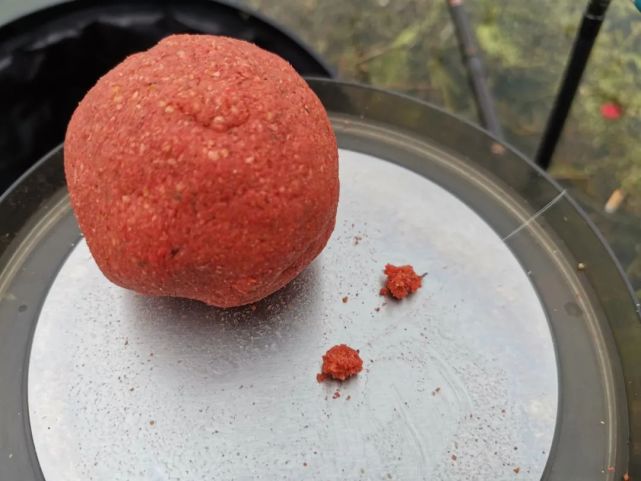 拉饵应该是什么状态?好看未必好用,有时"面疙瘩"反倒上鱼