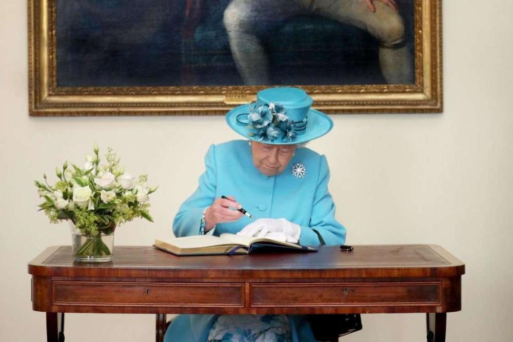 英国女王|英国女王新画像首次在线展出，94岁高龄女王视频开启领导新阶段