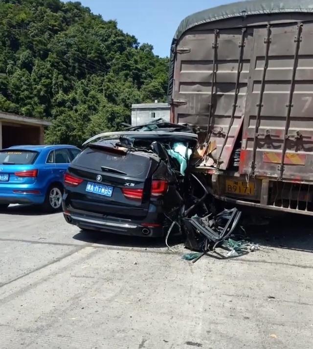 湖南邵阳发生一起事故 宝马撞上货车 副驾驶位置几乎被抹去 腾讯新闻
