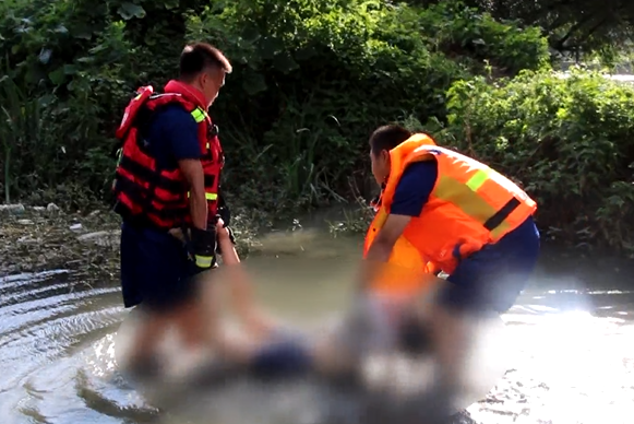 贵阳两孩童蹚水过河,不幸被水冲走溺亡,家属:和施工工地有关|小孩