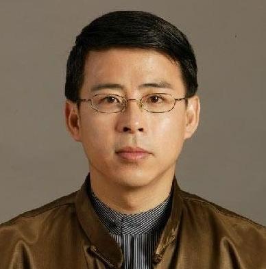 后来,阿丘成功地担任了《文化正午》的主持人