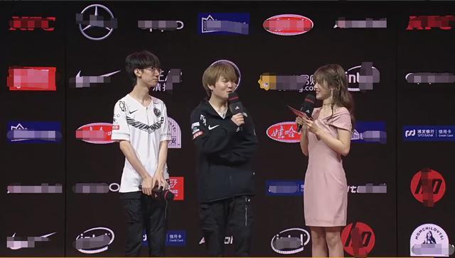 太恩爱了赛后采访结束后rookie和小钰一起下台一个动作太甜蜜了