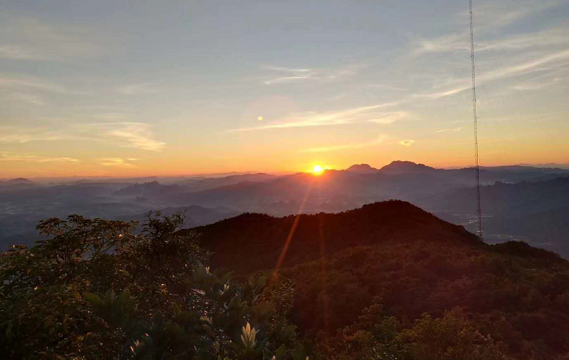 刘东桦 提供 在行云流水间, 一束晨光让你感受到大自然的壮美.