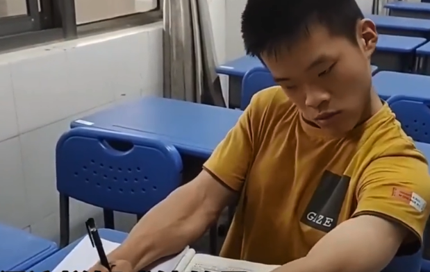 大河早点看丨今日中午12时可查中招成绩71岁老人5次