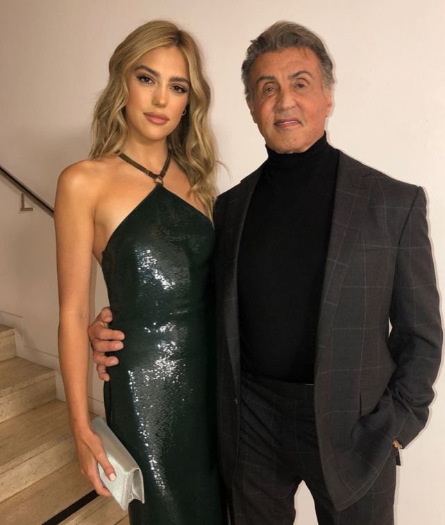 73岁史泰龙和仨女儿出街都是金发芭比二千金曲线出众硬汉一脸骄傲