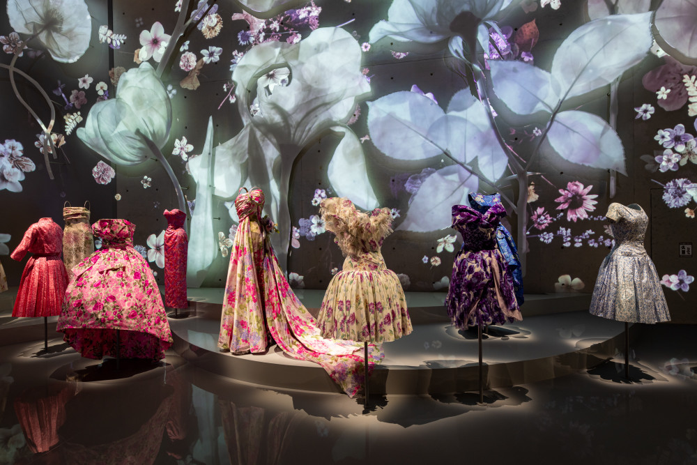 dior在上海展出275件礼服,透露了品牌传承70年的秘诀