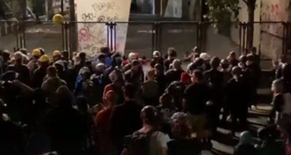 特朗普|美国城市周末再成“战场” 特朗普斥示威者“恨国者”