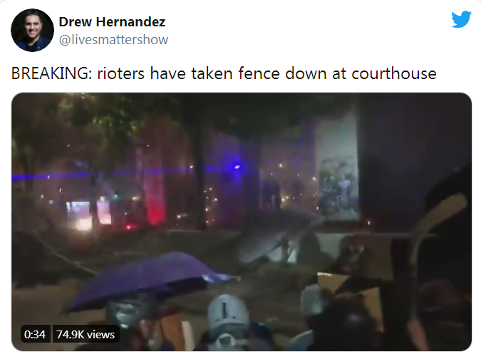 波特兰|美国波特兰骚乱升级抗议者与警方“互殴” CNN：场面令人震惊