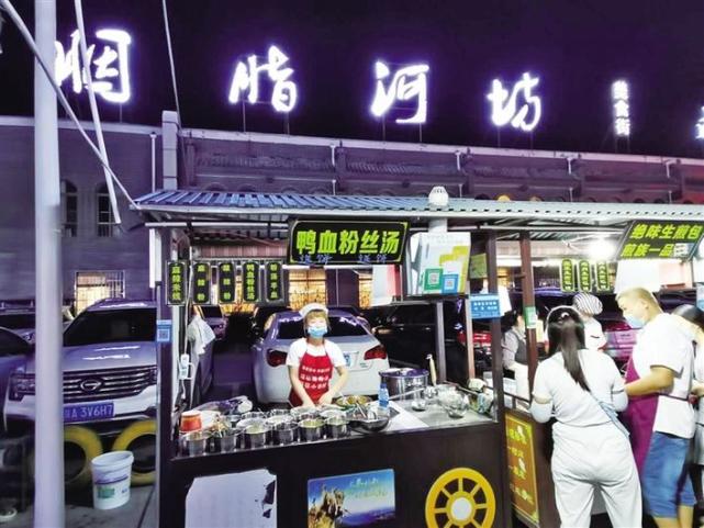 下了一天的雨停了,伴着凉爽的晚风,咸阳高新区胭脂路上的胭脂河美食坊