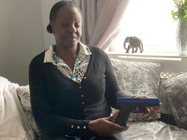 警察|英12岁黑人男孩在家玩玩具枪，竟被25名警察武装包围被吓坏