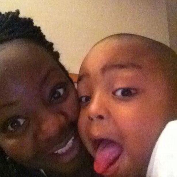 警察|英12岁黑人男孩在家玩玩具枪，竟被25名警察武装包围被吓坏