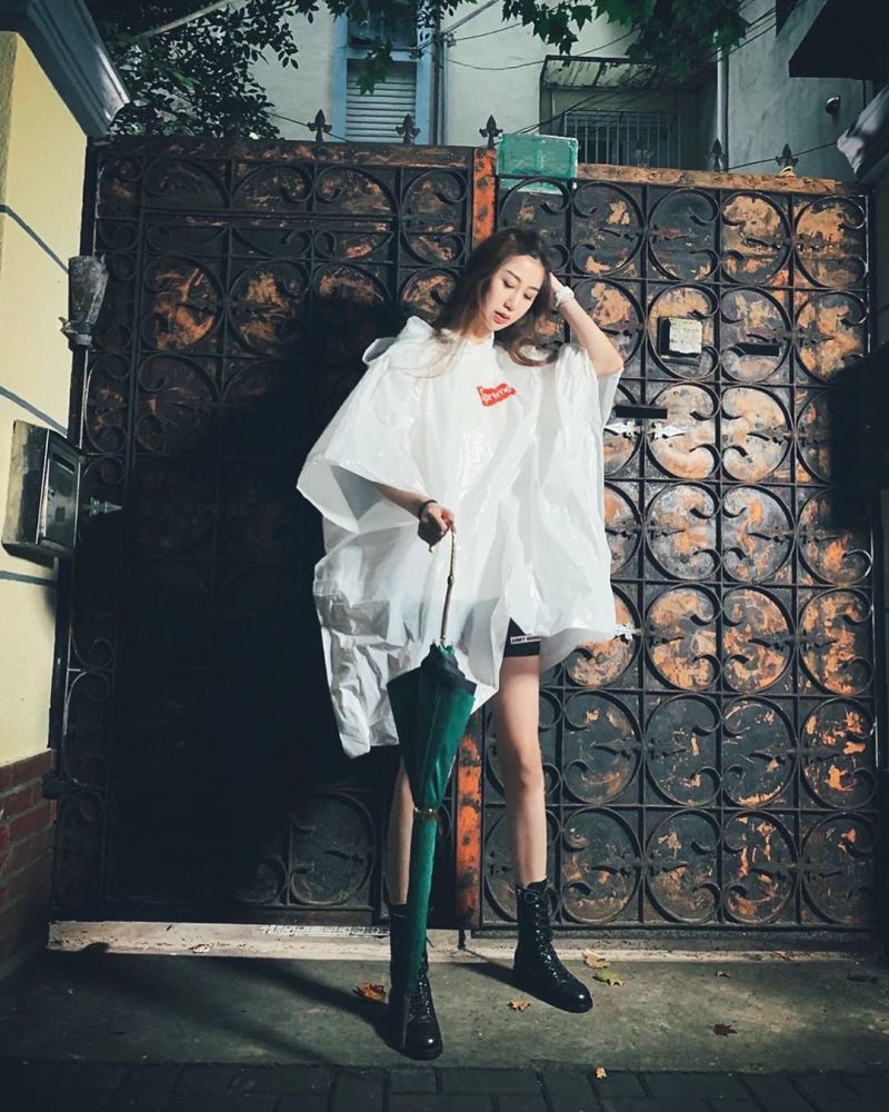 图片中陈露上身套的是最火潮牌的雨衣,下身短裤配马丁靴,大长腿依旧