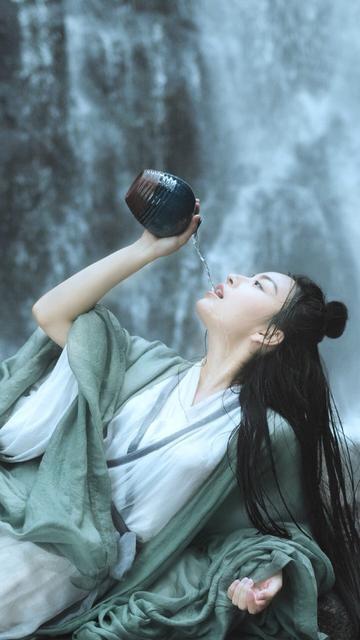 的结局,她还是希望能够遇见她,恰逢山雨来时,伞下轻拥,是她心中最美
