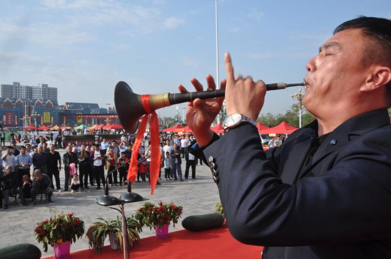 如痴如醉杞县文化馆馆长杨凤成说,杞县唢呐不是个复杂的乐器,它的结构