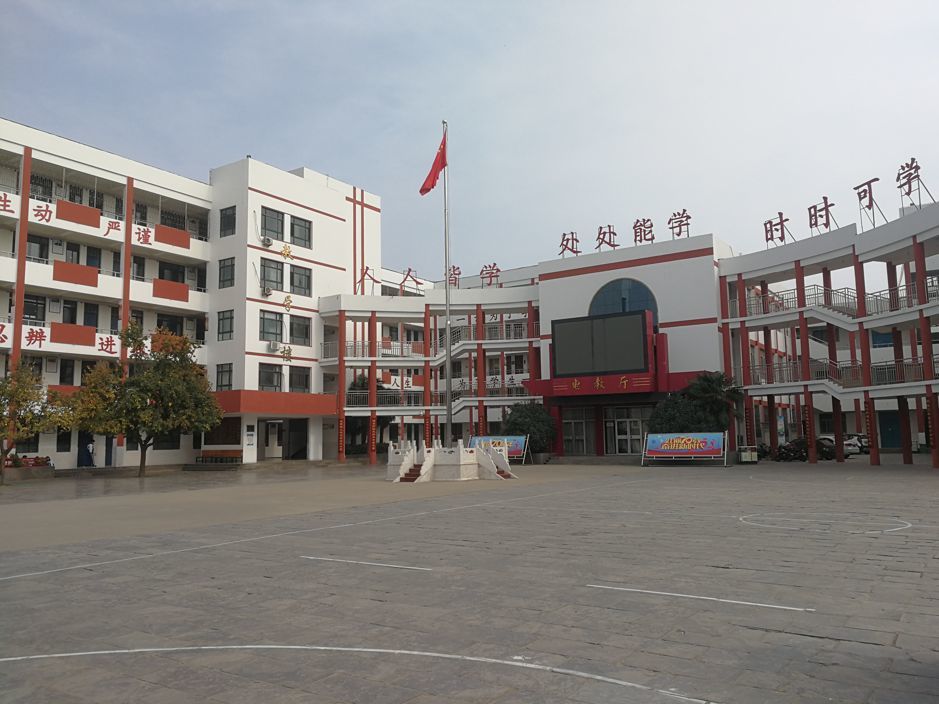 濮阳市第三中学(以下简称"濮阳三中")位于濮阳市区(华龙区)与濮阳县