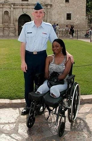 抗议|美国白人男子持AK47，推着残疾黑人未婚妻抗议，身中数枪死亡