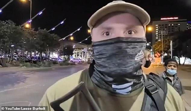 抗议|美国白人男子持AK47，推着残疾黑人未婚妻抗议，身中数枪死亡