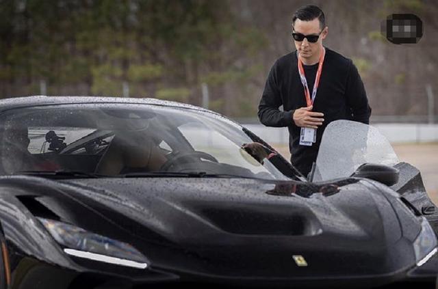 吴彦祖罕晒妻女秀豪车座驾60年前就价值70万普通人根本买不到