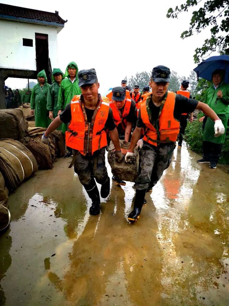 但我知道你为了谁我不知道你是谁看了让人心疼抗洪英雄的照片严防死守