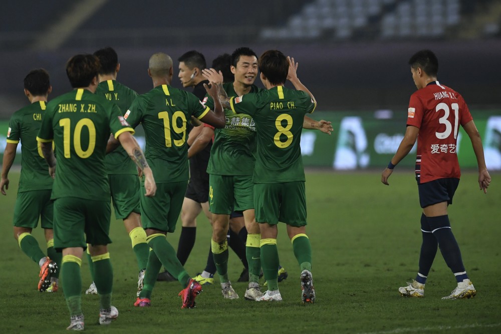 周萧)2比1击败重庆当代,北京中赫国安队昨晚如愿收获了2020赛季中超首