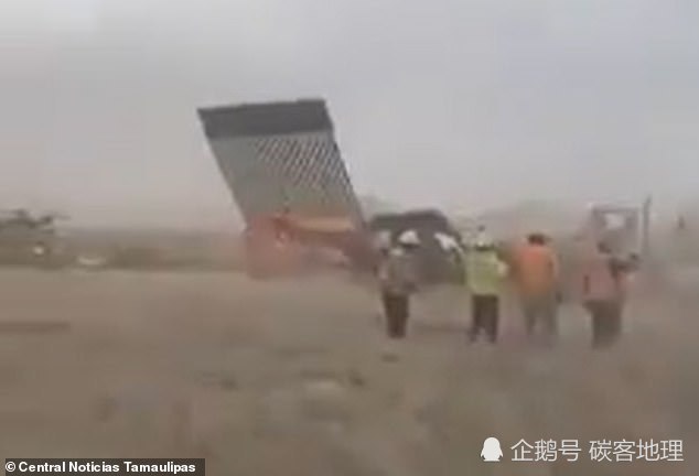 特朗普|吹吹吹，特朗普还是吹不过天：“坚不可摧”的边境墙被热带风暴汉娜吹倒